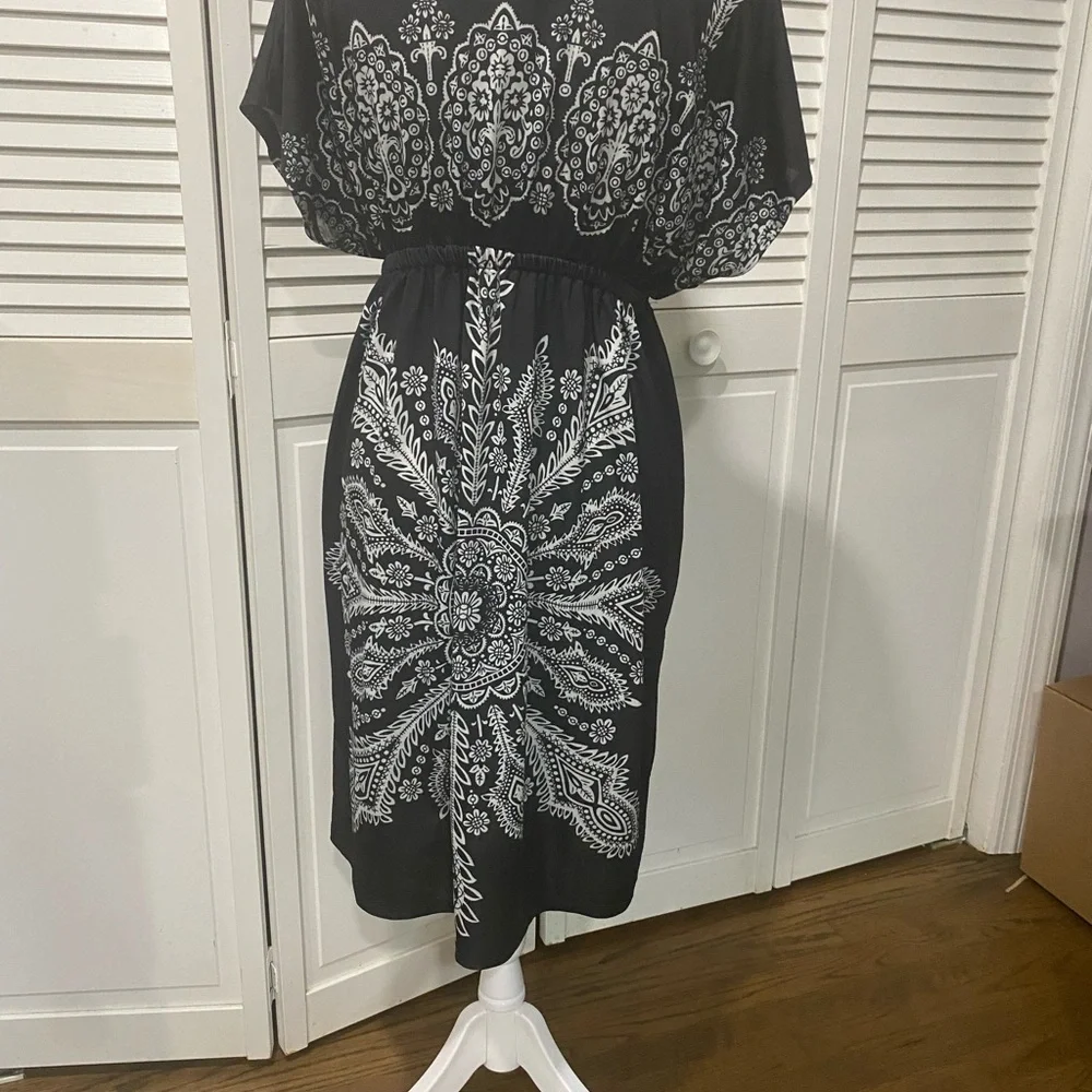 Black & White Paisley Midi Dress with V-Neck